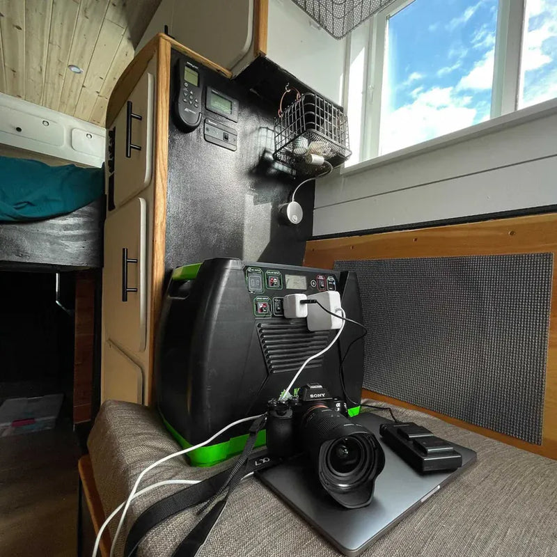 Load image into Gallery viewer, Nature's Generator Elite Generator + Power Pod + 4X 100W Panel + 150W Wind Turbine HKNGPTELW
